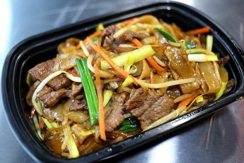D20 Beef Stir-Fried Rice Noodle